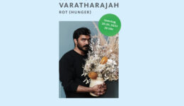 Portrait des Autors Senthuran Varatharajah, mit einer Vase mit Blumen in der Hand.
