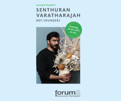 Portrait des Autors Senthuran Varatharajah, mit einer Vase mit Blumen in der Hand.