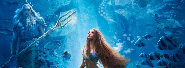 Arielle, die Meerjungfrau (Halle Bailey) ist eine waschechte Meerjungfrau und ist eine von zahlreichen Töchtern von König Triton - Walt Disney Film in forum2 Kulturverein Olympiadorf