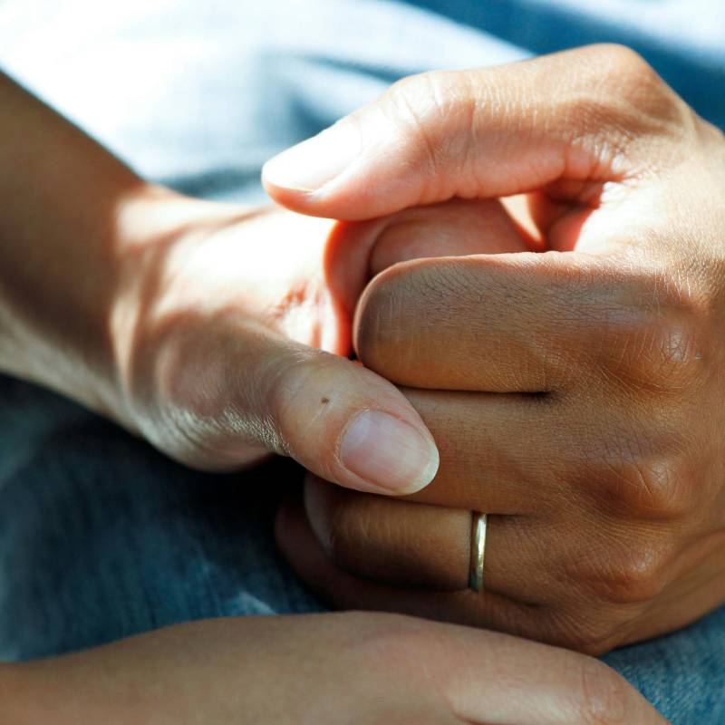 Pflegende Hände - Bild vom national-cancer-institute-unsplash