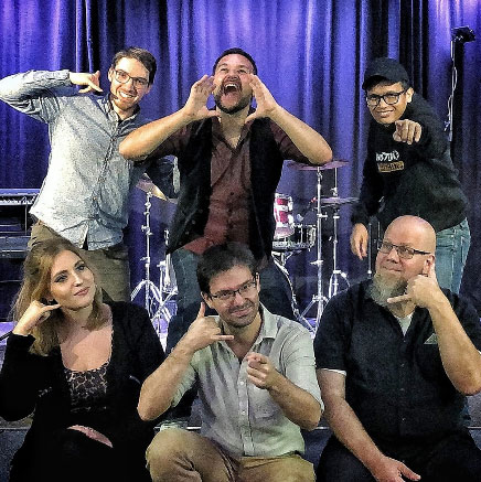 WEEKEND CALLING Von leichten akustischem Swing über Oldies und Klassiker der 70er, 80er und 90er Jahre bis hin zu aktuellen Hits. Und natürlich dürfen auch starke Rocknummern nicht fehlen, die euch zum Tanzen auffordern