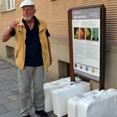 Wolfram-Kastner-weisse-Koffer-400x400