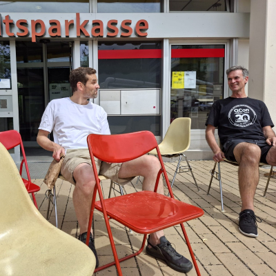 Titelbild-die-Stuehle-kommen